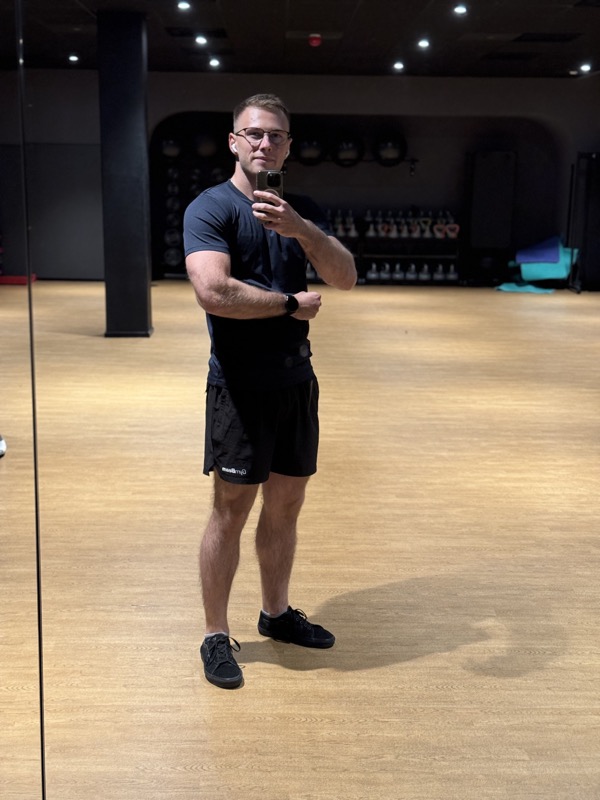 Gabriel Pierewoj - trener personalny online z Białegostoku, specjalista od treningu siłowego i transformacji fizycznych